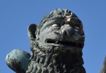 La chimera trasformata in Leone di San Marco, su una della due colonne della Piazzetta