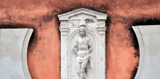 San Sebastiano vulgo San Bastian, altorilievo su una facciata del Convento di San Sebastiano, nel Sestiere di Dorsoduro