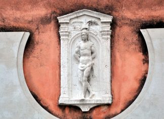 San Sebastiano vulgo San Bastian, altorilievo su una facciata del Convento di San Sebastiano, nel Sestiere di Dorsoduro