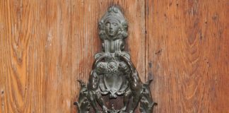 Battiporta o “bataòr” sul portone d’ingresso del palazzo Soranzo, a Santa Maria Zobenigo