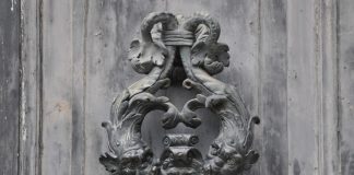 Battiporta o “bataòri” sul portone d’ingresso del palazzo Grimani, a San Luca