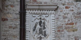 San Bartolomeo, bassorilievo in Calle del Tragheto, nel Sestiere di San Polo