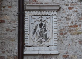 San Bartolomeo, bassorilievo in Calle del Tragheto, nel Sestiere di San Polo