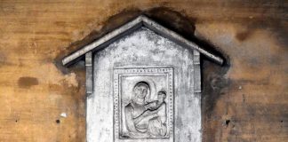 La Madonna col Bambino, bassorilievo nel Sotoportego de la Madoneta, nel Sestiere di San Polo