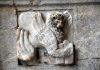 I simboli degli evangelisti, quattro bassorilievi inseriti su una lastra di marmo, presso la Porta della Carta
