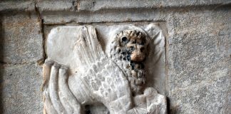 I simboli degli evangelisti, quattro bassorilievi inseriti su una lastra di marmo, presso la Porta della Carta