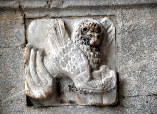 I simboli degli evangelisti, quattro bassorilievi inseriti su una lastra di marmo, presso la Porta della Carta