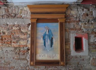L’Immacolata Concezione, nel tabernacolo (capitèło) nel Sotoportego dei Guardiani, nel Sestiere di Dorsoduro