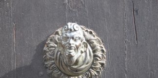 Maniglie o “musi da porton” sulle porte d’ingresso del palazzo Contin, alla Maddalena