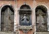 La Madonna della Misericordia, bassorilievi in Marzaria de l’Orologio