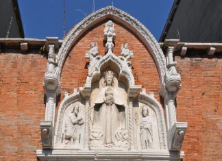 Il portale gotico all’ingresso della Corte Nova, nel Sestiere di Cannaregio