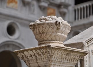 I cesti di nespole sulla Scala dei Giganti
