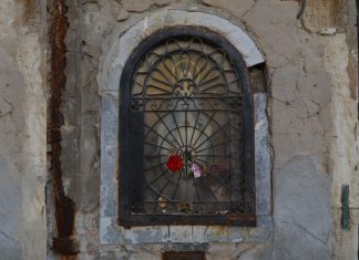 L’Immacolata Concezione, statua nel tabernacolo (capitèło) in Fondamenta Nani, nel Sestiere di Dorsoduro