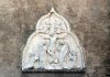 La Crocifissione con l’Addolorata e San Giovanni, rilievo sopra il portico della Chiesa di Sant’Eufemia