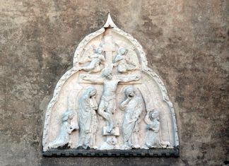 La Crocifissione con l’Addolorata e San Giovanni, rilievo sopra il portico della Chiesa di Sant’Eufemia