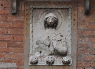 La Madonna Orante, bassorilievo in Calle de le Cape, nell’Isola della Giudecca