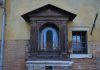 La Madonna col Bambino, bassorilievo nel tabernacolo (capitèło) in in Campazzo Tre Ponti, nel Sestiere di Santa Croce
