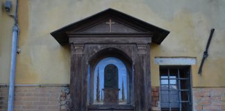 La Madonna col Bambino, bassorilievo nel tabernacolo (capitèło) in in Campazzo Tre Ponti, nel Sestiere di Santa Croce