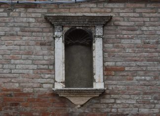 Sant’Agata, rilievo nel tabernacolo (capitèło) ora vuoto alla base del campanile di San Boldo, nel Sestiere di San Polo