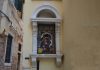 La Madonna col Bambino, copia dell’icona di Kiko Argüello, nel tabernacolo (capitèło) in Calle de la Malvasia, nel Sestiere di Cannaregio