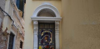 La Madonna col Bambino, copia dell’icona di Kiko Argüello, nel tabernacolo (capitèło) in Calle de la Malvasia, nel Sestiere di Cannaregio