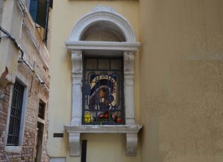La Madonna col Bambino, copia dell’icona di Kiko Argüello, nel tabernacolo (capitèło) in Calle de la Malvasia, nel Sestiere di Cannaregio