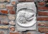 La Testa di San Giovanni Battista, bassorilievo su un muro della Chiesa di San Zan Degolà, nel Sestiere di Santa Croce