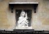 La Madonna col Bambino, bassorilievo in Calle Fiubera, nel Sestiere di San Marco