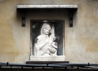 La Madonna col Bambino, bassorilievo in Calle Fiubera, nel Sestiere di San Marco