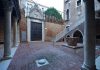 Il portale gotico d’ingresso alla corte della Ca’ D’Oro, nel Sestiere di Cannaregio