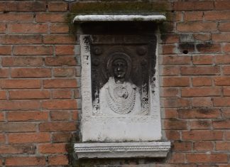 La Madonna Nicopeia, bassorilievo in Rio Terà dei Pensieri, nel Sestiere di Santa Croce
