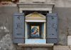La Madonna del Dito, mosaico nel tabernacolo (capitèło) in Rio Terà Santi Apostoli, nel Sestiere di Cannaregio