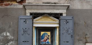 La Madonna del Dito, mosaico nel tabernacolo (capitèło) in Rio Terà Santi Apostoli, nel Sestiere di Cannaregio