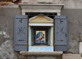 La Madonna del Dito, mosaico nel tabernacolo (capitèło) in Rio Terà Santi Apostoli, nel Sestiere di Cannaregio