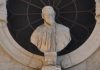 Il busto di Gaspare Moro sulla facciata della Chiesa della Misericordia