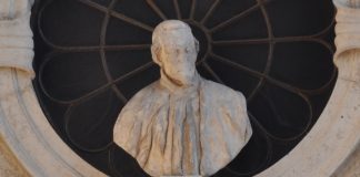 Il busto di Gaspare Moro sulla facciata della Chiesa della Misericordia