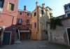 Corte del Pozzo Roverso, in Ruga Giuffa, nel Sestiere di Castello