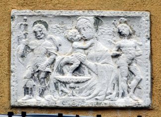Madonna col Bambino alla fontana bassorilievo in Corte dei Pali già dei Testori