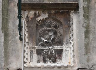 La Madonna col Bambino, bassorilievo in Salizada San Lio, nel Sestiere di Castello