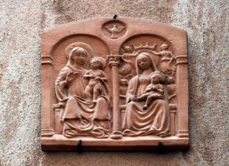 La Madonna con Gesù bambino e Santa Elisabetta con San Giovanni, bassorilievo in terracotta, in Calle Trevisana o Cicogna, nel Sestiere di Castello