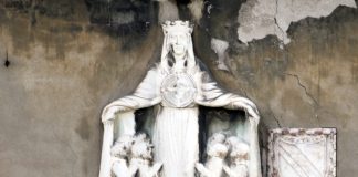 La Madonna della Misericordia, bassorilievo sulla facciata del Palazzo Barbarigo, nel Sestiere di Cannaregio