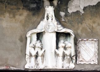 La Madonna della Misericordia, bassorilievo sulla facciata del Palazzo Barbarigo, nel Sestiere di Cannaregio