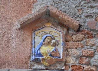 La Madonna col Bambino, terracotta invetriata in Corte dei Mercanti, nel Sestiere di Santa Croce