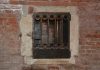 Sant’Antonio da Padova, dipinto nel tabernacolo (capitèło) del Sotoportego Nerini, nel Sestiere di Santa Croce