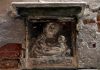 La Madonna col Bambino, terracotta colorata in Calle del Ravano, nel Sestiere di Santa Croce