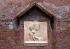 La Madonna col Bambino, bassorilievo in Corte del Remer, nel Sestiere di San Polo