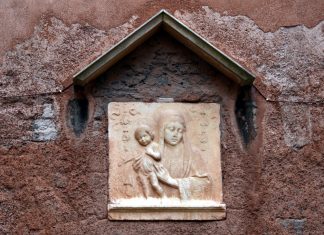 La Madonna col Bambino, bassorilievo in Corte del Remer, nel Sestiere di San Polo