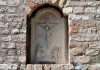 La Crocifissione del Cristo con San Paolo ed altri apostoli, bassorilievo sulla facciata della Chiesa di San Polo