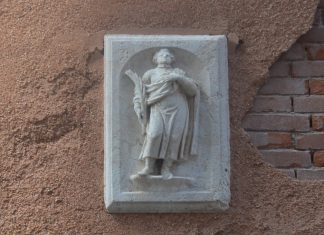 San Pantaleone, bassorilievo in Calle San Pantalon, nel Sestiere di Dorsoduro