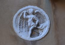 L’Arcangelo Gabriele, bassorilievo in Corte del Duca Sforza, nel Sestiere di San Marco